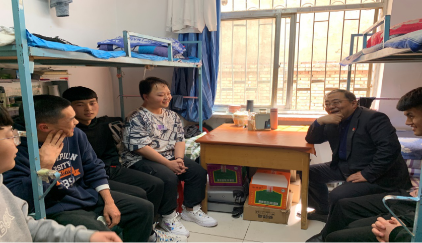 学校党委书记俞子泓走访联系宿舍